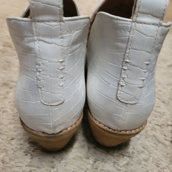 Woman's Boots - Picture 2 of 4